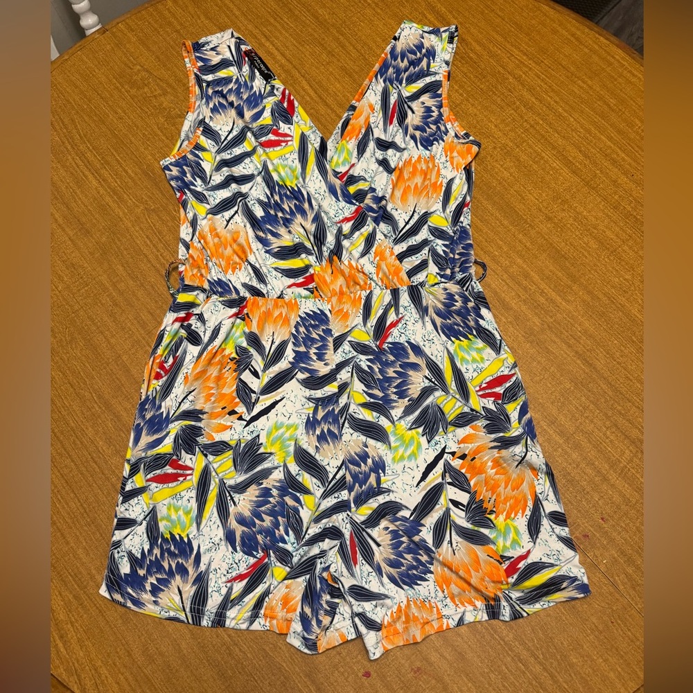 Esperance floral shorts romper size medium EUC
